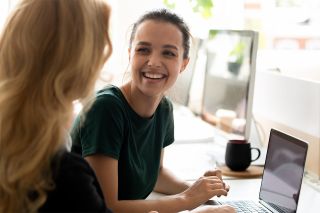 Foto: Mädchen spricht mit Tutorin