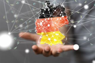 Foto: Umriss von Deutschland mit Flagge