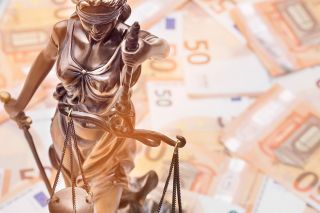 Foto: Justitia und Euro-Scheine